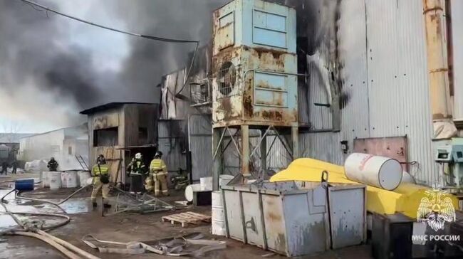 Тушение пожара в цеху по производству лодок из ПВХ в Башкортостане