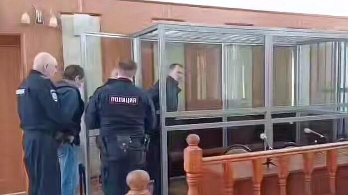 Двое мужчин, убивших семью из 5 человек 30 лет назад, в зале суда - РИА Новости, 1920, 17.04.2025