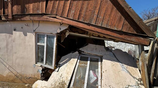 Последствия обрушения стены и части крыши дома на улице Цимлянской в Махачкале. 17 апреля 2025