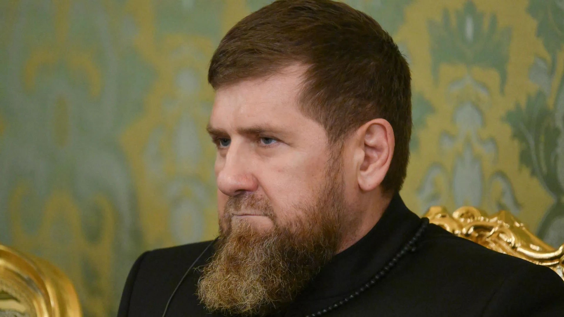 Глава Чеченской Республики Рамзан Кадыров на встрече президента РФ Владимира Путина и эмира Катара Тамима бен Хамада Аль Тани. 17 апреля 2025 Глава Чеченской Республики Рамзан Кадыров на встрече президента РФ Владимира Путина и эмира Катара Тамима бен Хамада Аль Тани. 17 апреля 2025 - РИА Новости, 1920, 17.04.2025