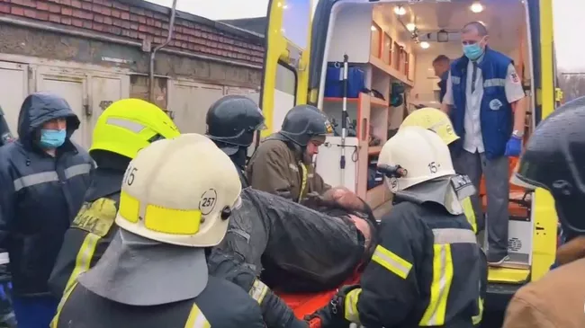 Сотрудники МЧС и муниципальной аварийно-спасательной службы спасли мужчину из-под завалов двух гаражей после взрыва газовоздушной смеси в Новосибирске. 17 апреля 2025