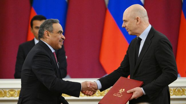 Министр финансов РФ Антон Силуанов и министр финансов Катара Али бен Ахмед Аль-Кувари на церемонии обмена документами после российско-катарских переговоров