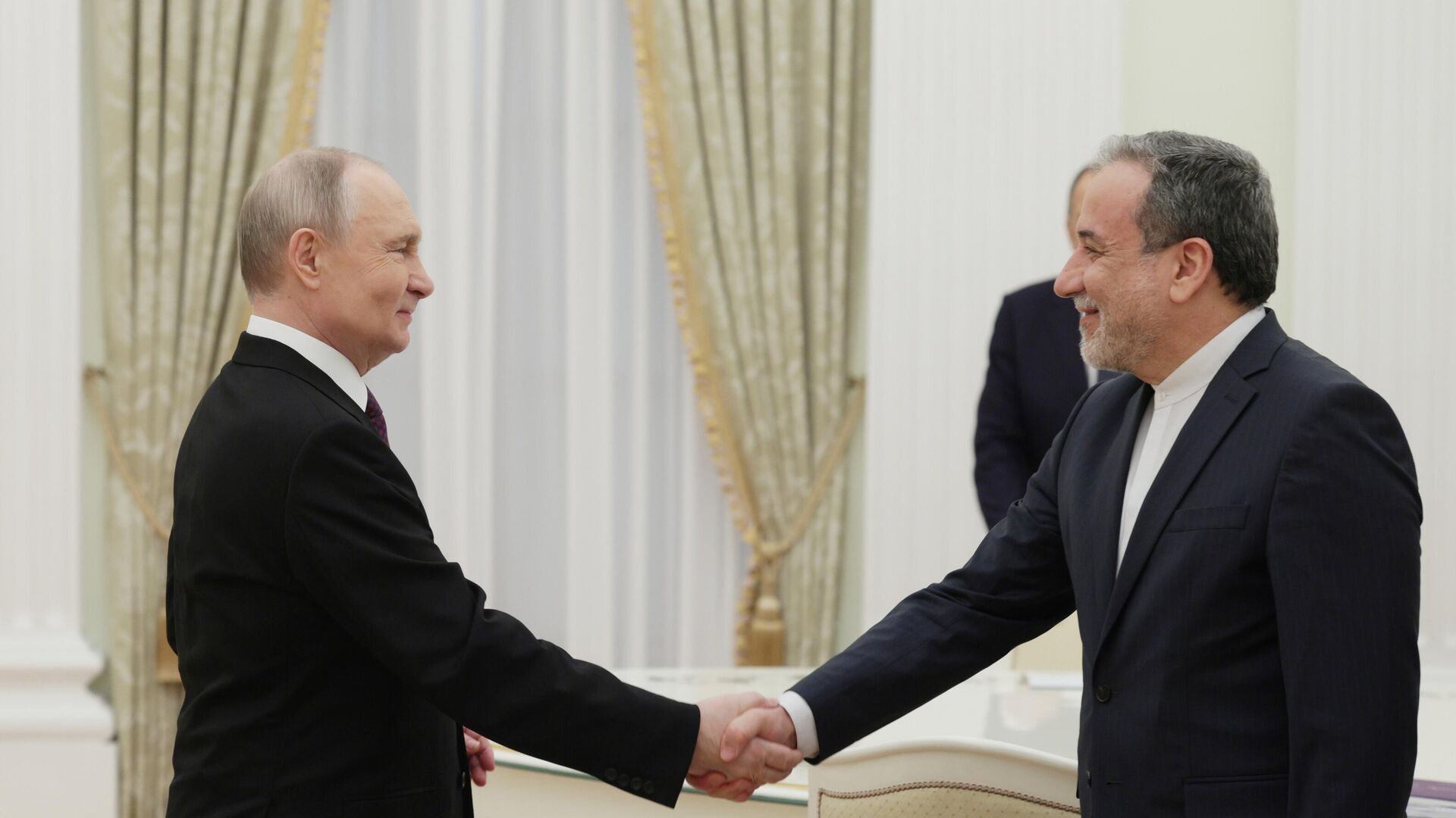 Президент Владимир Путин и глава МИД Ирана Аббас Аракчи во время встречи в Москве - РИА Новости, 1920, 18.04.2025