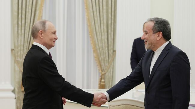 Президент РФ Владимир Путин и министр иностранных дел Ирана Аббас Аракчи во время встречи в Москве Президент РФ Владимир Путин и министр иностранных дел Ирана Аббас Аракчи во время встречи в Москве