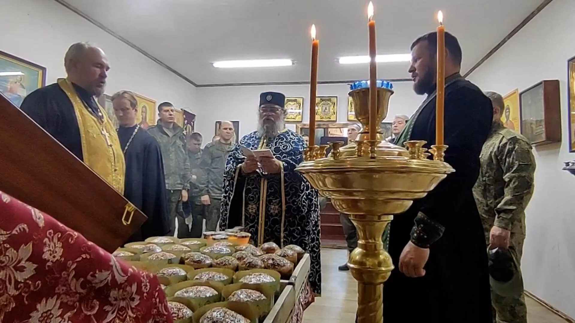 Освящение пасхальных куличей в полевом подземном храме группировки войск Центр - РИА Новости, 1920, 17.04.2025