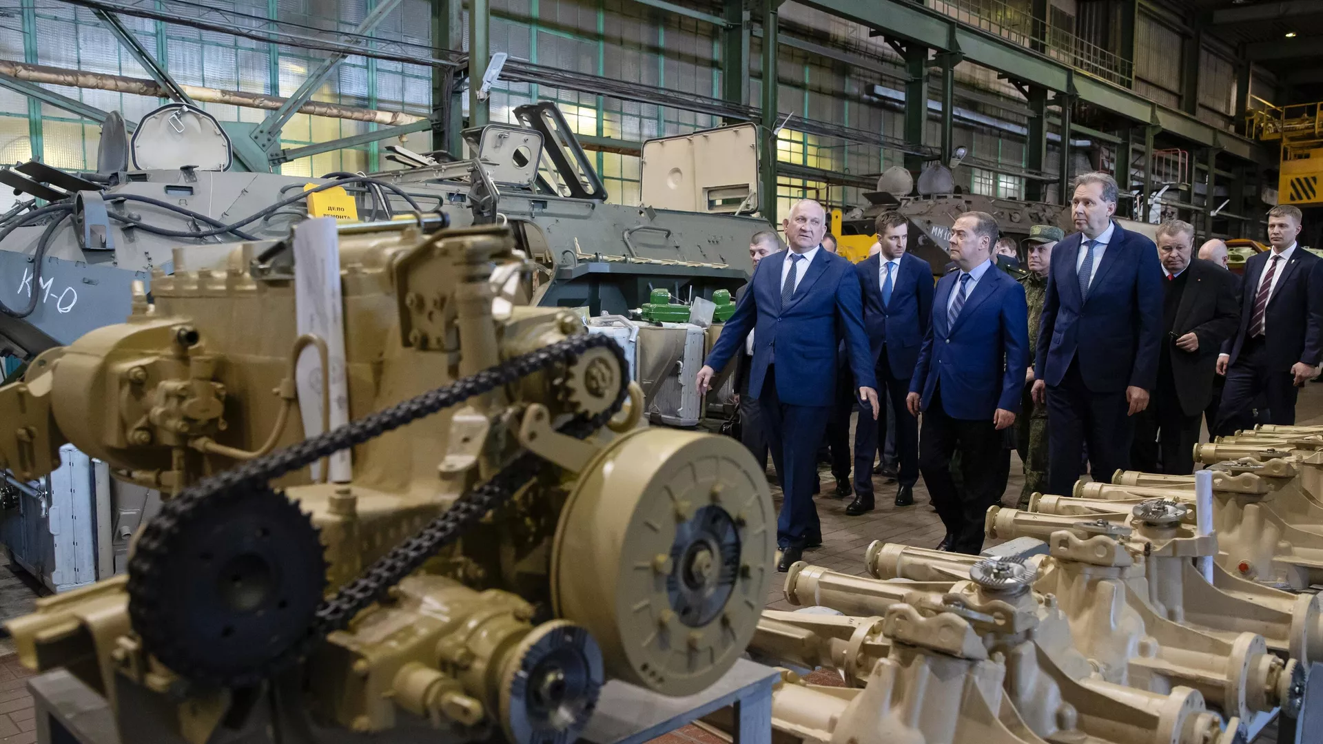 Заместитель председателя Совета безопасности РФ Дмитрий Медведев посещает 81-й бронетанковый ремонтный завод в Армавире - РИА Новости, 1920, 17.04.2025