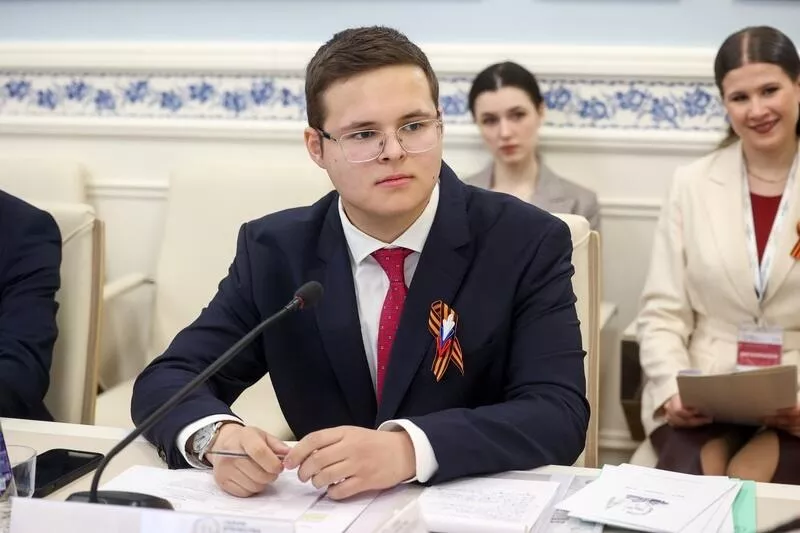 Руководитель Петербургского форума Герои Отечества Владислав Курбатов на заседании рабочей группы по вопросам совершенствования законодательства в сфере исторического и культурного просвещения молодежи  - РИА Новости, 1920, 17.04.2025