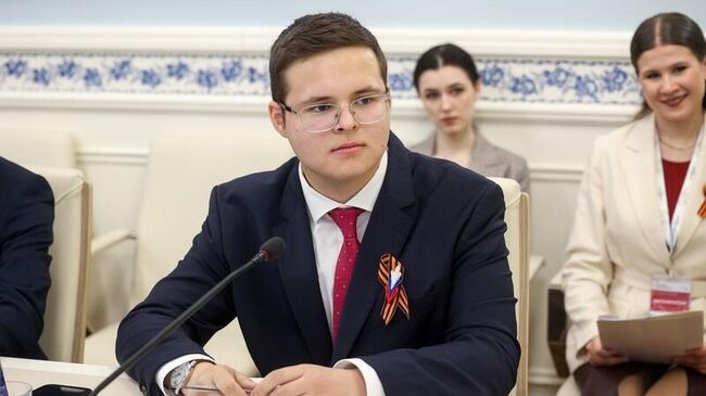 Руководитель Петербургского форума Герои Отечества Владислав Курбатов на заседании рабочей группы по вопросам совершенствования законодательства в сфере исторического и культурного просвещения молодежи  Руководитель Петербургского форума Герои Отечества Владислав Курбатов на заседании рабочей группы по вопросам совершенствования законодательства в сфере исторического и культурного просвещения молодежи