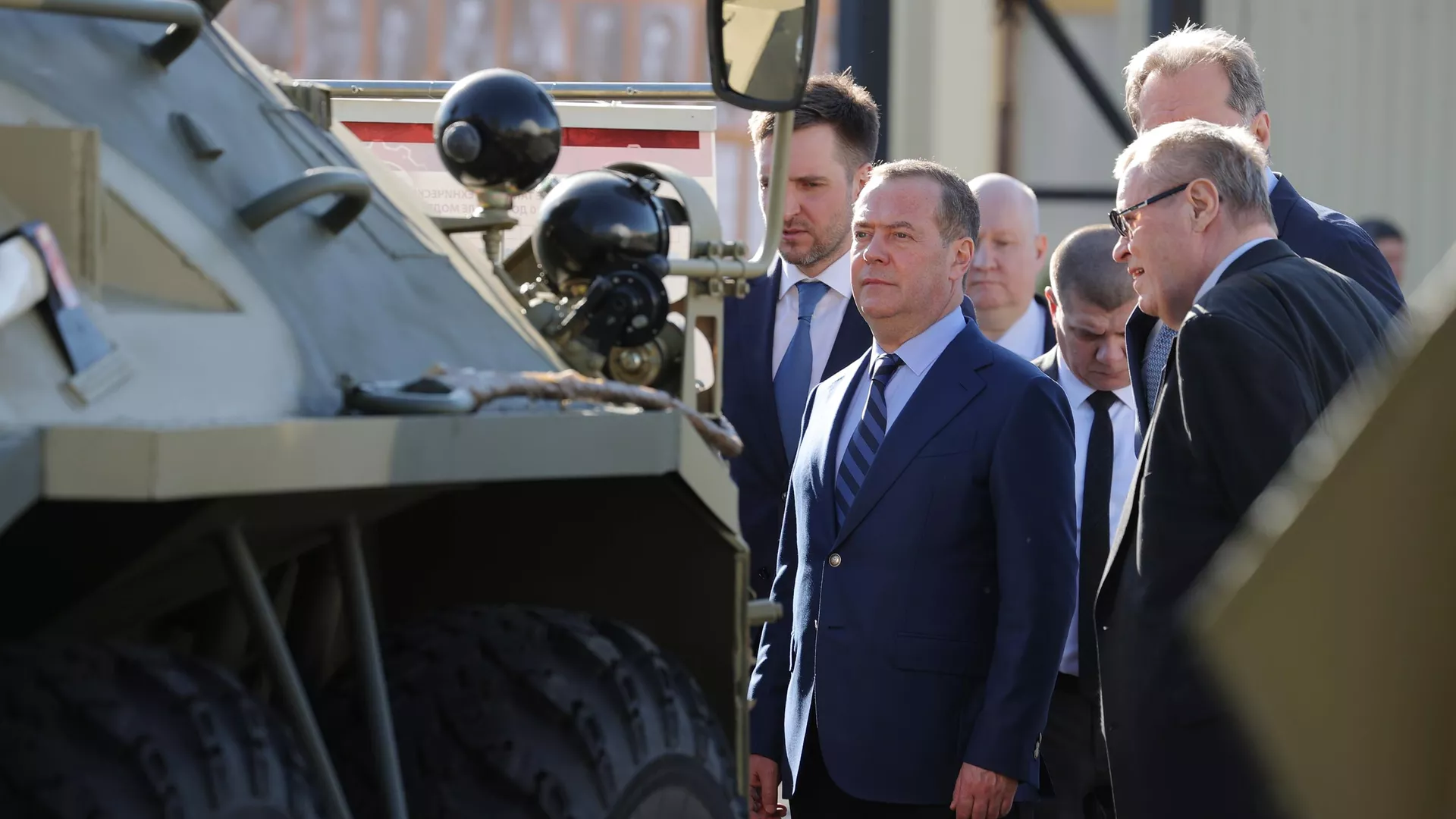 Заместитель председателя Совета безопасности РФ Дмитрий Медведев посещает 81-й бронетанковый ремонтный завод в Армавире. 17 апреля 2025 Заместитель председателя Совета безопасности РФ Дмитрий Медведев посещает 81-й бронетанковый ремонтный завод в Армавире. 17 апреля 2025 - РИА Новости, 1920, 17.04.2025