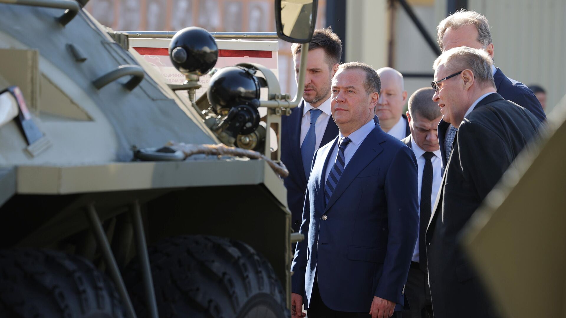 Заместитель председателя Совета безопасности РФ Дмитрий Медведев посещает 81-й бронетанковый ремонтный завод в Армавире. 17 апреля 2025 - РИА Новости, 1920, 17.04.2025