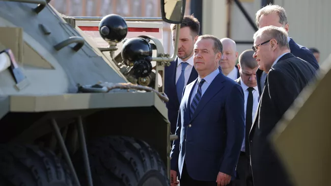 Заместитель председателя Совета безопасности РФ Дмитрий Медведев посещает 81-й бронетанковый ремонтный завод в Армавире. 17 апреля 2025