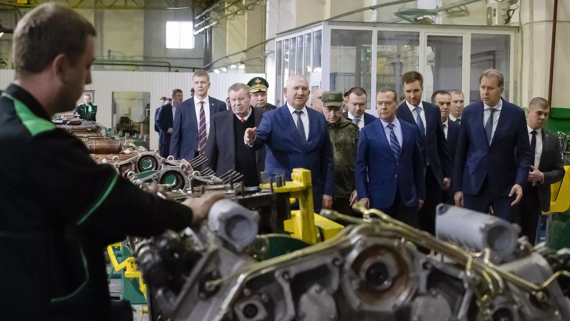 Заместитель председателя Совета безопасности РФ Дмитрий Медведев посещает 81-й бронетанковый ремонтный завод в Армавире. 17 апреля 2025 - РИА Новости, 1920, 17.04.2025