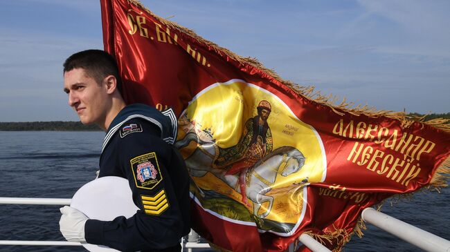 Крестный ход в честь 300-летия перенесения мощей Александра Невского в Санкт-Петербург