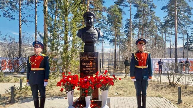 Церемония открытия памятника Герою Советского Союза, первому генерал-майору из Бурятии Илье Балдынову в Улан-Удэ