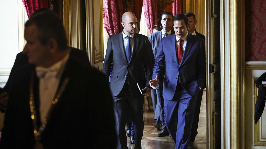 © AP Photo / Thomas Padilla<br>Министр иностранных дел Франции Жан-Ноэль Барро и государственный секретарь США Марко Рубио после встречи в Париже. Архивное фото