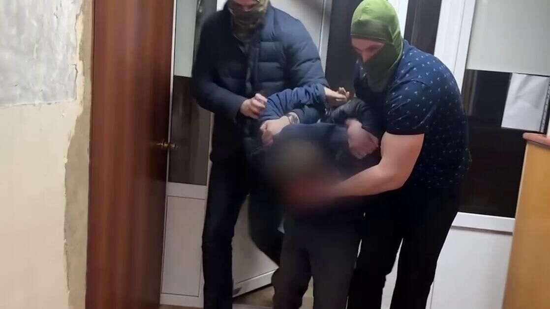 Задержание мужчины по подозрению в истязании семилетнего сына в Канске - РИА Новости, 1920, 18.04.2025