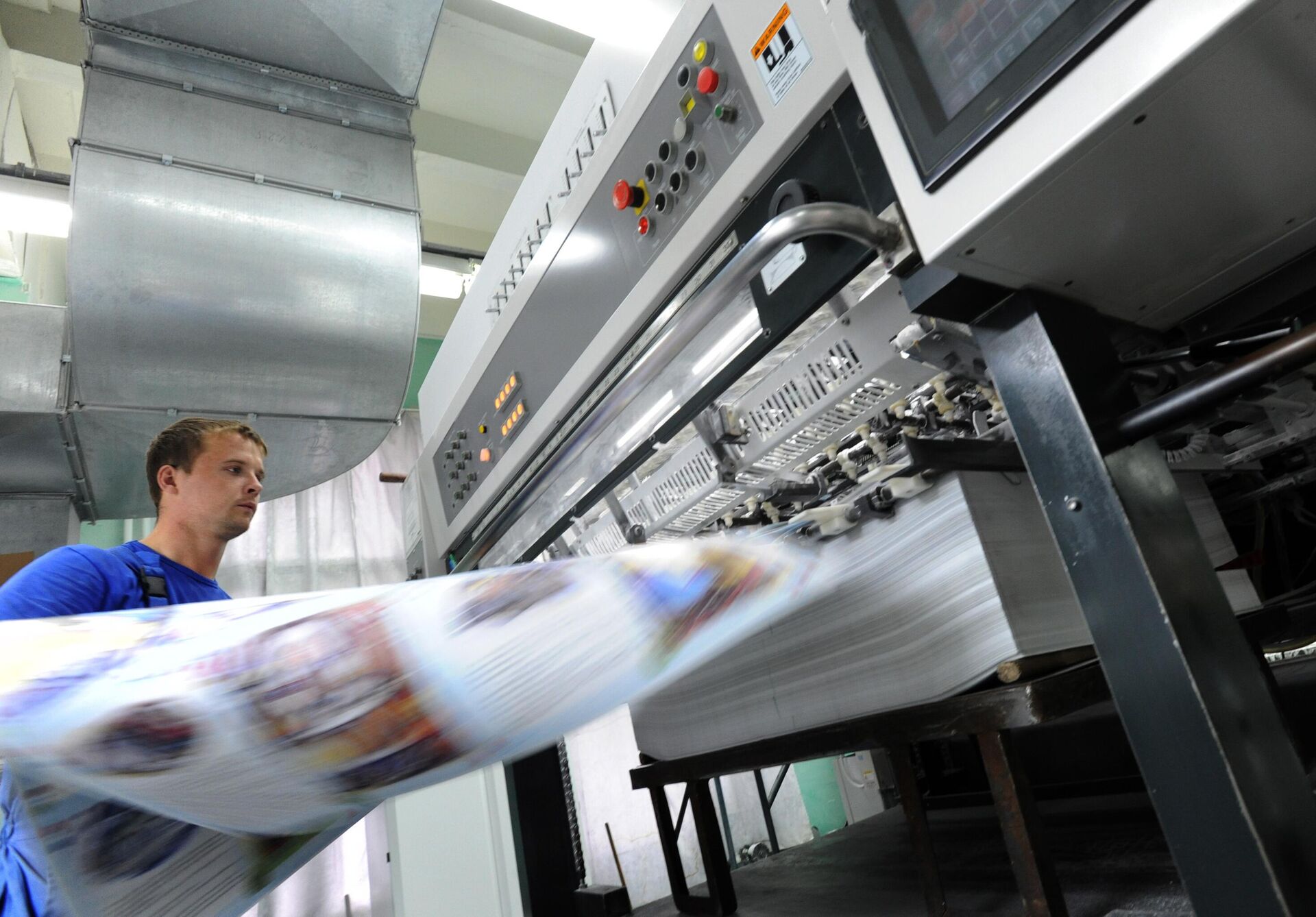 Работа полиграфического комбината Работа полиграфического комбината - РИА Новости, 1920, 18.04.2025
