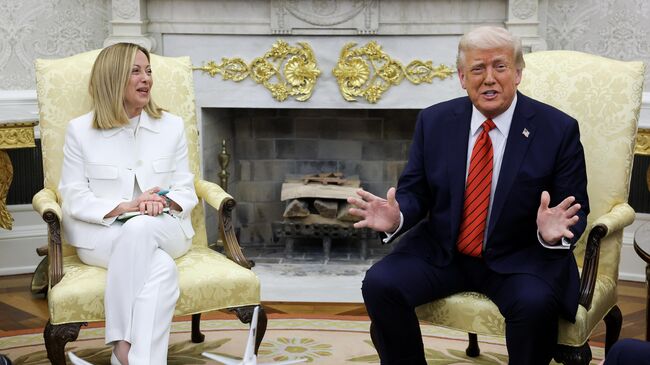 Президент США Дональд Трамп встречается с премьер-министром Италии Джорджией Мелони в Овальном кабинете Белого дома. 17 апреля 2025