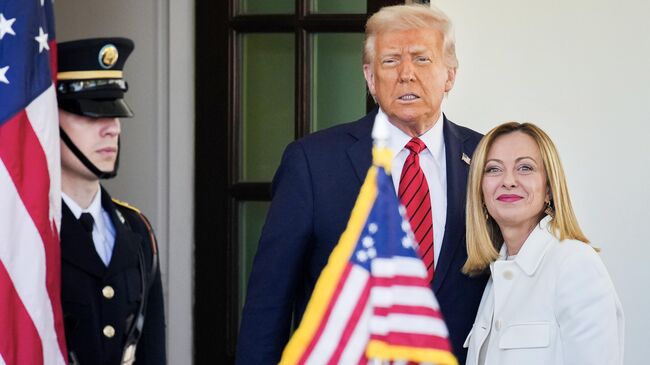 Президент США Дональд Трамп приветствует премьер-министра Италии Джорджию Мелони у Белого дома. 17 апреля 2025