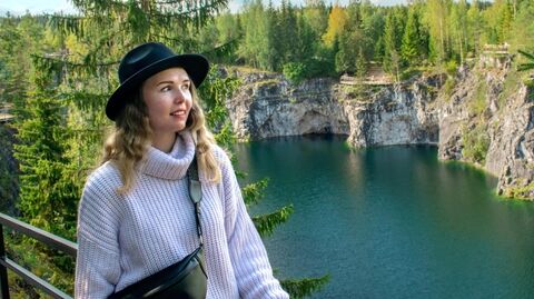 Девушка в горном парке Рускеала