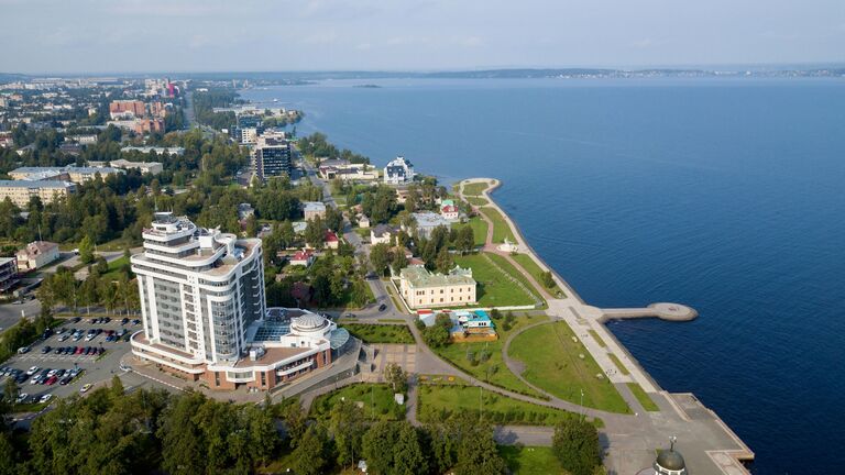 Вид на Онежское озеро и прибрежную часть Петрозаводска