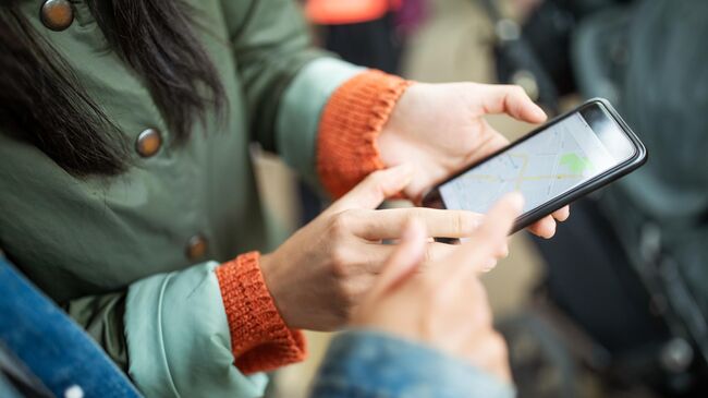 Девушка со смартфоном