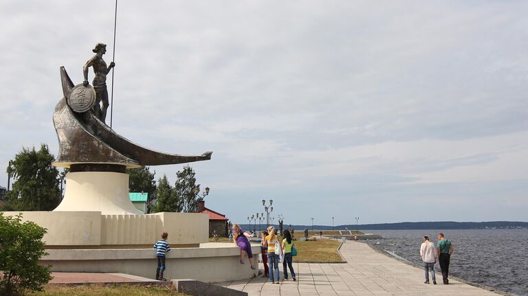 Скульптура Рождение Петрозаводска (Онего) на Онежской набережной в Петрозаводске