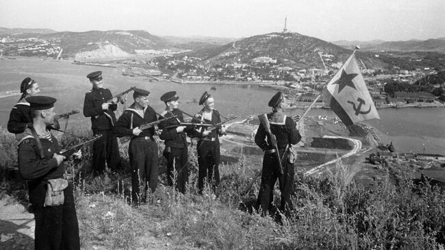  Моряки-десантники Тихооканского флота с Военно-морским флагом СССР