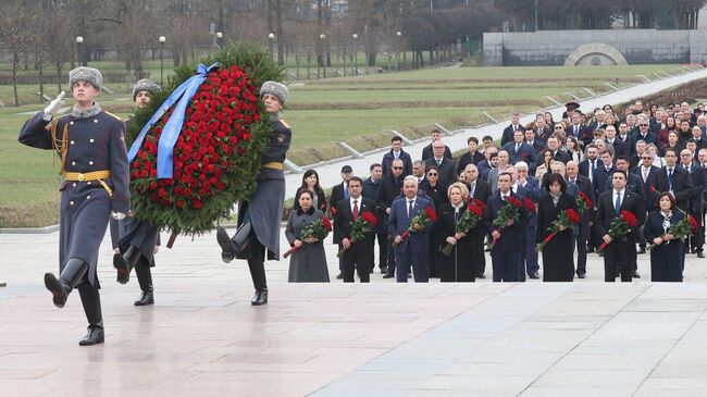 Cпикер Совета Федерации Валентина Матвиенко возложила цветы к монументу Мать-Родина на Пискаревском мемориальном кладбище