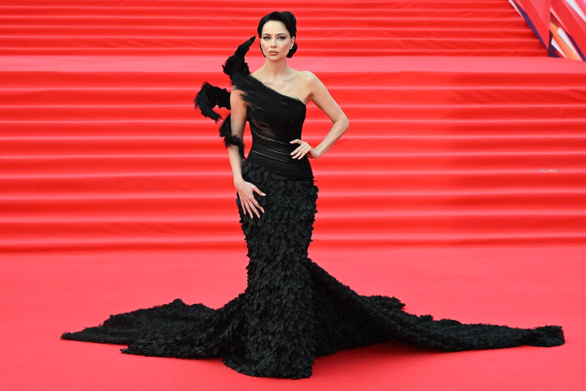 Актриса Настасья Самбурская на красной дорожке перед церемонией открытия 47-го Московского международного кинофестиваля Актриса Настасья Самбурская на красной дорожке перед церемонией открытия 47-го Московского международного кинофестиваля - РИА Новости, 1920, 21.08.2025