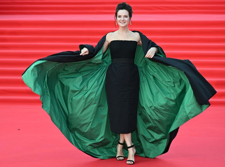 Актриса Анна Пескова на красной дорожке перед церемонией открытия 47-го Московского международного кинофестиваля