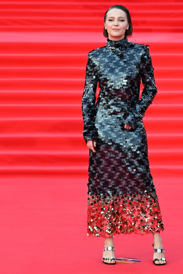 Актриса Юлия Хлынина на красной дорожке перед церемонией открытия 47-го Московского международного кинофестиваля