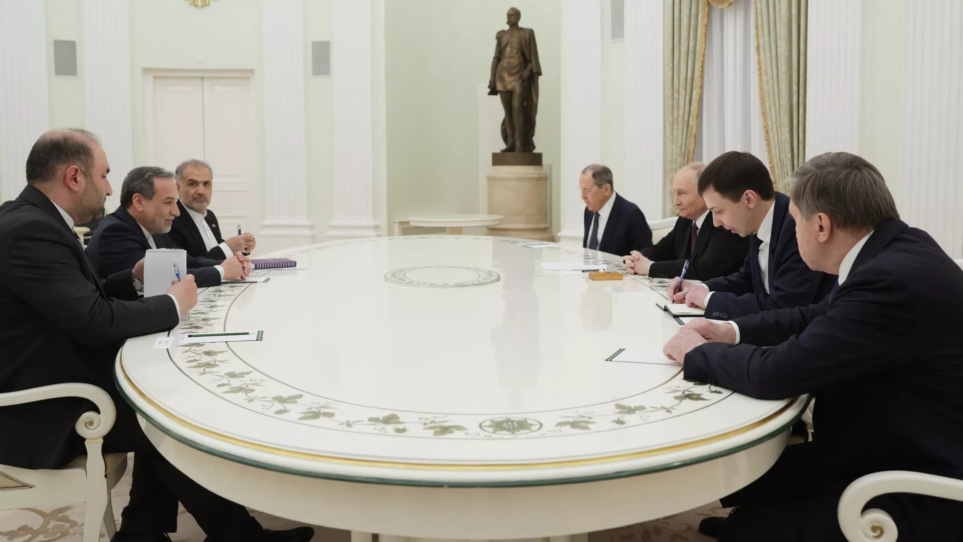 Президент РФ Владимир Путин, министр иностранных дел Ирана Аббас Аракчи и посол Ирана в России Казем Джалали во время встречи в Москве - РИА Новости, 1920, 18.04.2025