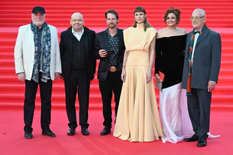 Гости на красной дорожке 47-го Московского международного кинофестиваля