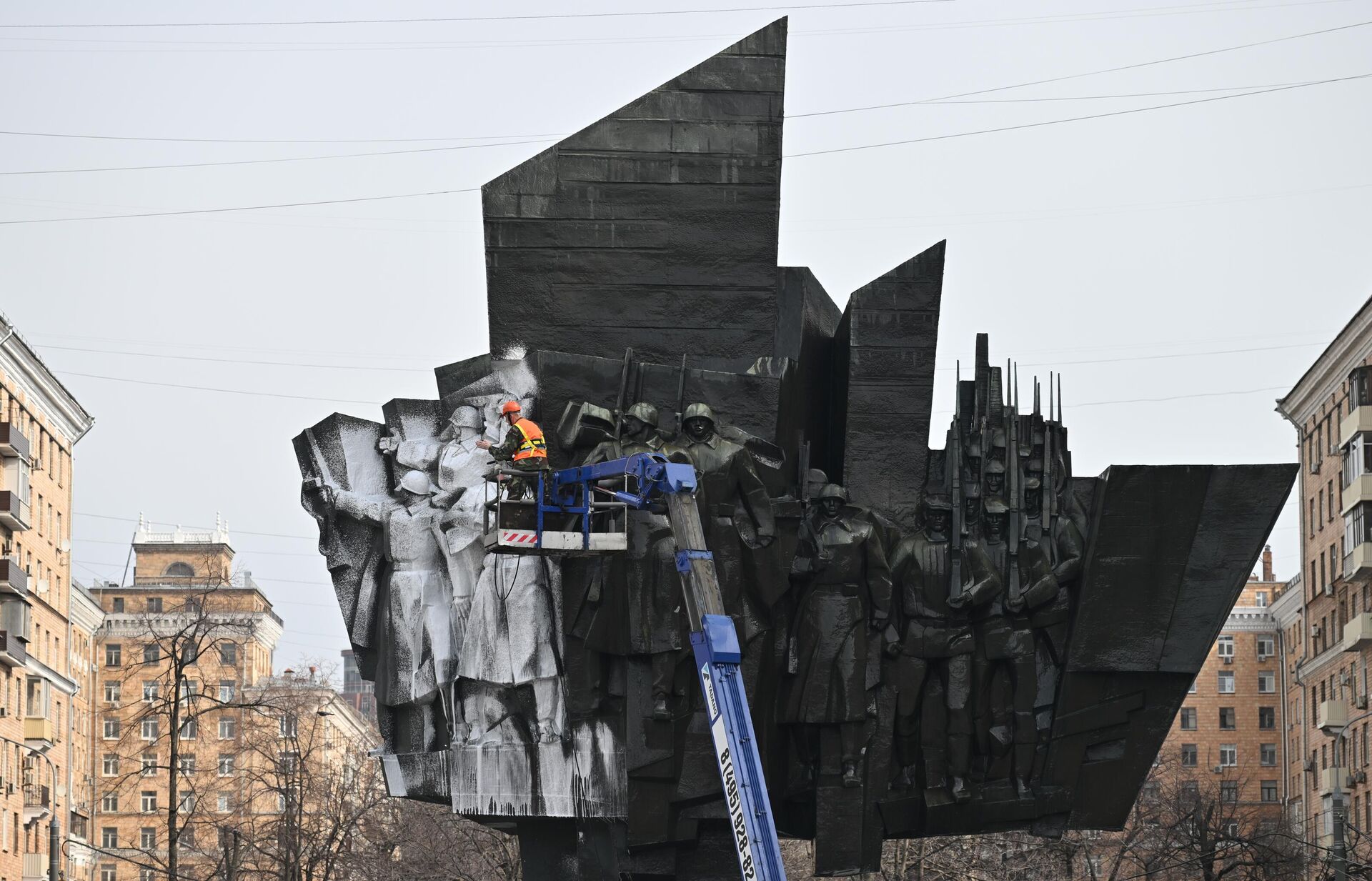 Промывка памятника и фонтана в Москве после зимы Промывка памятника и фонтана в Москве после зимы - РИА Новости, 1920, 18.04.2025