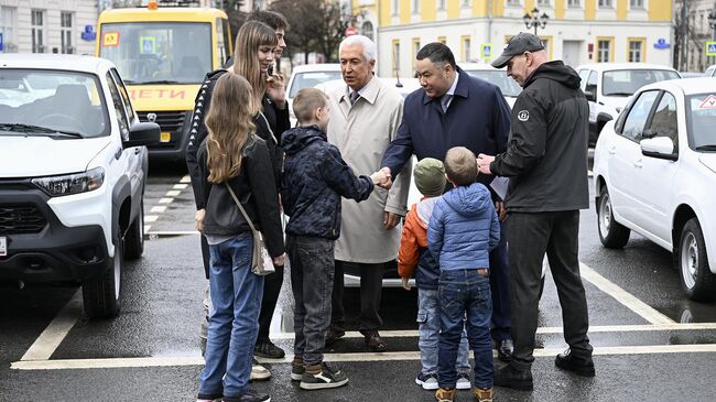 Руденя передал новые автомобили многодетным семьям и учреждениям