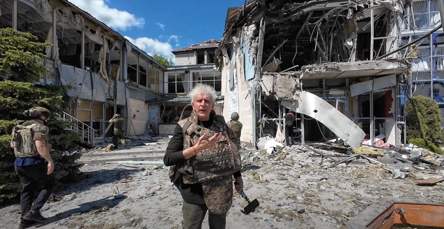 Джонни на месте одного из обстрелов Джонни на месте одного из обстрелов