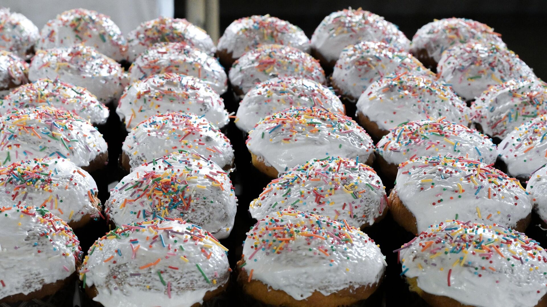 Выпечка куличей Выпечка куличей - РИА Новости, 1920, 18.04.2025