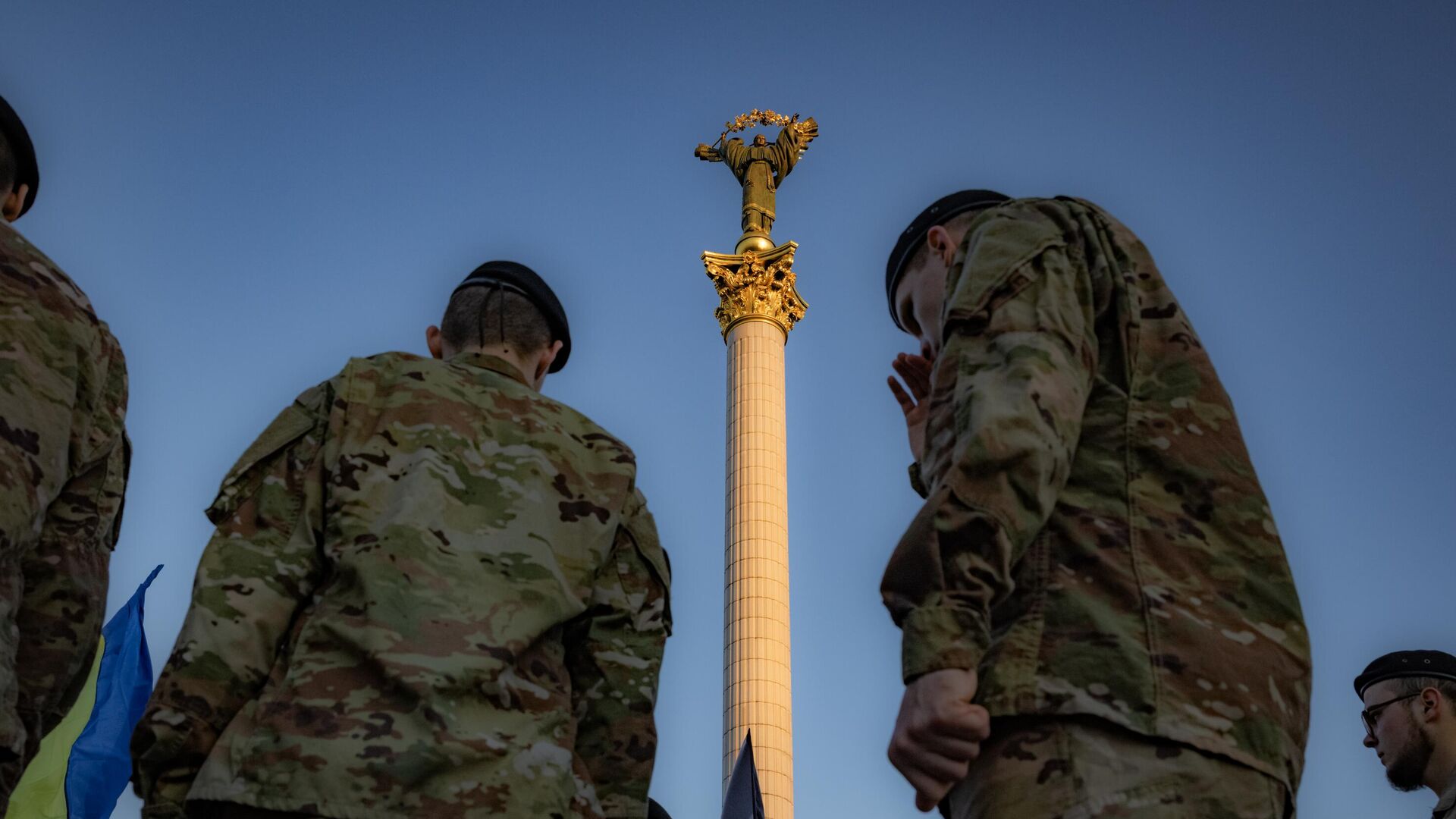 Активисты в военной форме в центре Киева Активисты в военной форме в центре Киева - РИА Новости, 1920, 18.04.2025