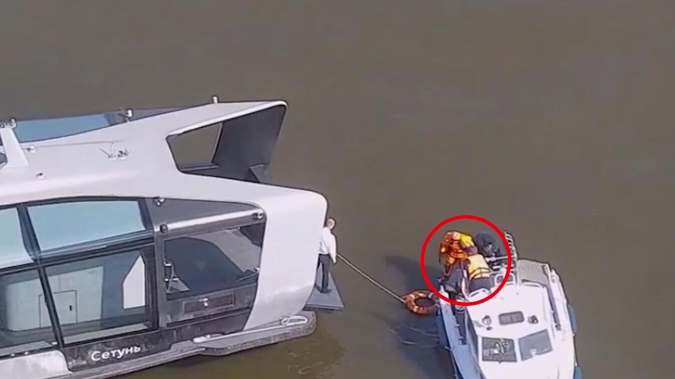 Экипаж электросудна спас человека в районе Нагатинского моста  - РИА Новости, 1920, 18.04.2025