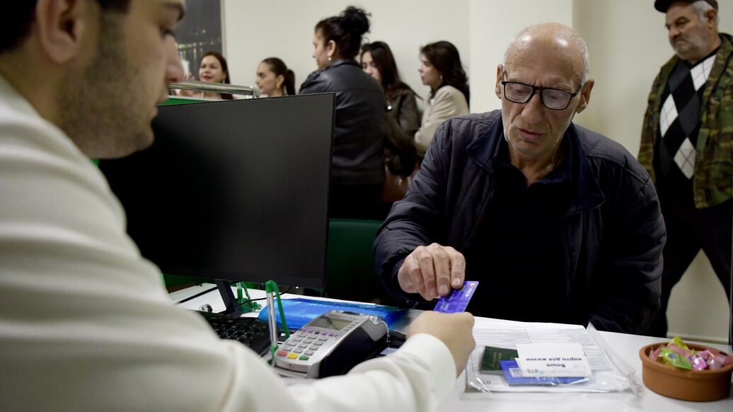 ПСБ организовал выдачу банковских карт российским пенсионерам в Абхазии