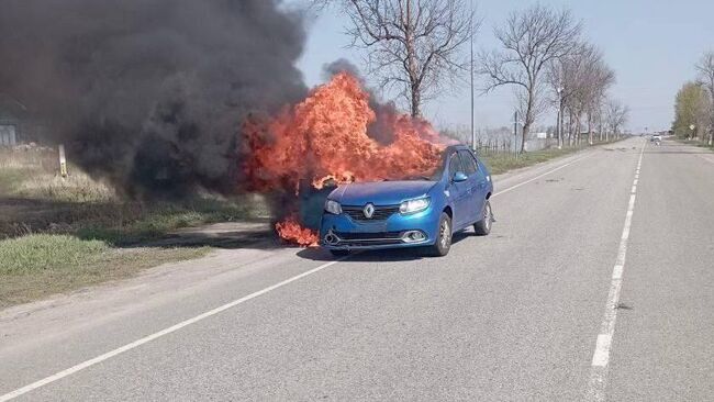 Последствия удара ВСУ по автомобилю в поселке Октябрьский в Белгородской области. 18 апреля 2025