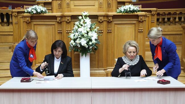 Cпикер Совета Федерации Валентина Матвиенко и председатель Совета Республики Национального собрания Республики Беларусь Наталья Кочанова на церемонии гашения почтовой марки Поезд Памяти