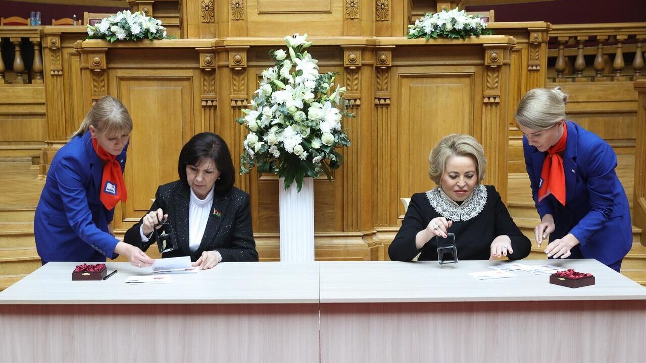 Cпикер Совета Федерации Валентина Матвиенко и председатель Совета Республики Национального собрания Республики Беларусь Наталья Кочанова на церемонии гашения почтовой марки Поезд Памяти - РИА Новости, 1920, 18.04.2025