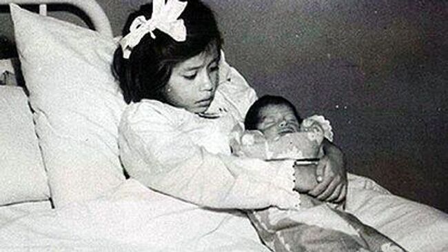 Лима Медина с новорожденным сыном