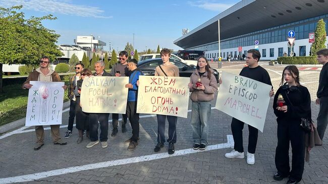 Акция в поддержку архиепископа Маркелла в аэропорту Кишинева