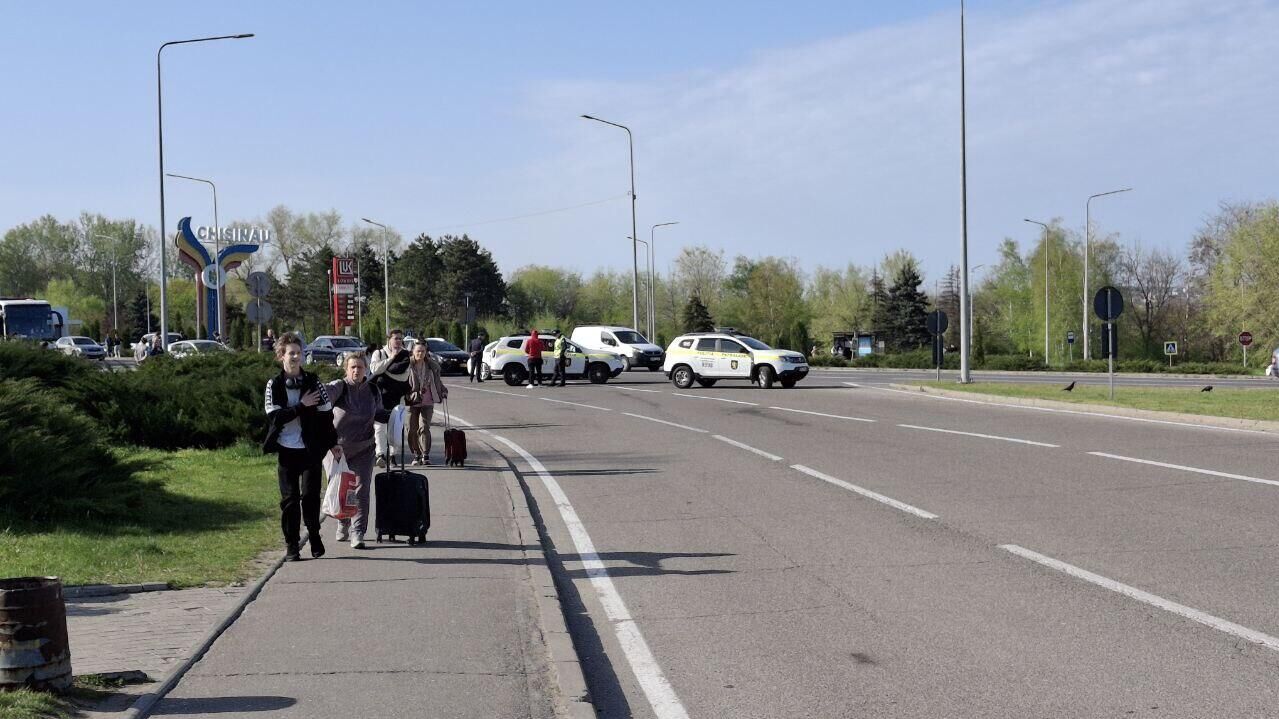 Полиция перекрыла подъездные пути к Международному аэропорту Кишинёва. 18 апреля 2025 - РИА Новости, 1920, 18.04.2025