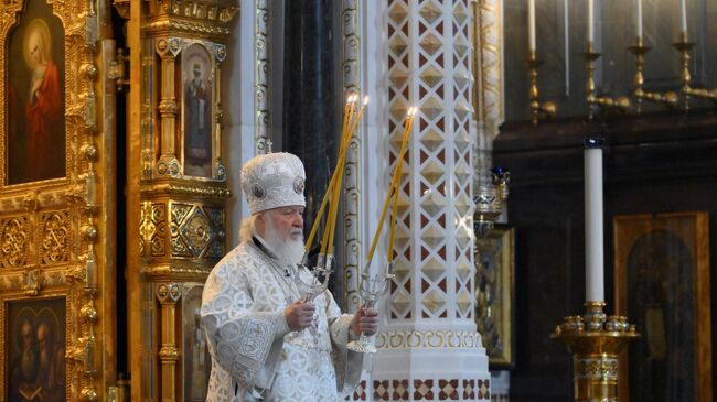 Патриарх Московский и всея Руси Кирилл совершает божественную литургию в Храме Христа Спасителя в Москве
