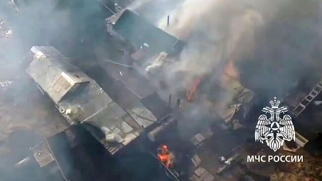 Пожарные тушат в Чите три частных дома и гараж в Чите. Кадр видео
