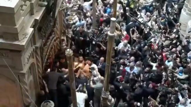 Кадры схождения Благодатного огня в храме Гроба Господня в Иерусалиме